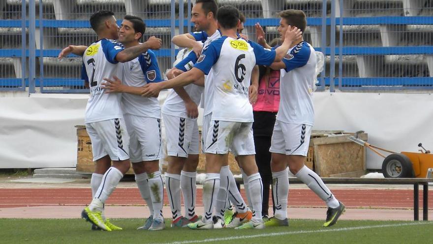 Los jugadores locales celebran el tercer y definitivo tanto.