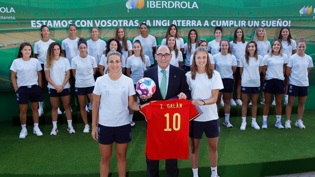 La selección femenina, junto al presidente de Iberdrola