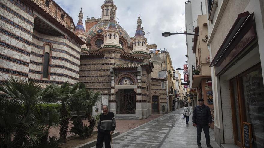 Una persona camina pel centre històric de Lloret amb mascareta.