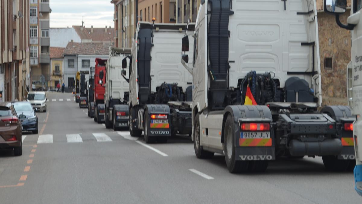 La caravana de transportistas por la cuesta del Hospital en Benavente. / E. P.