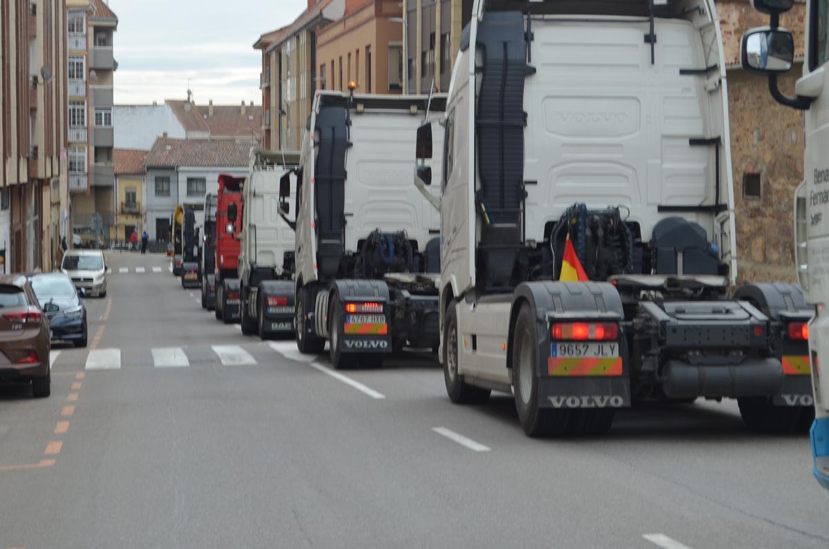 La caravana de transportistas por la cuesta del Hospital en Benavente. / E. P.
