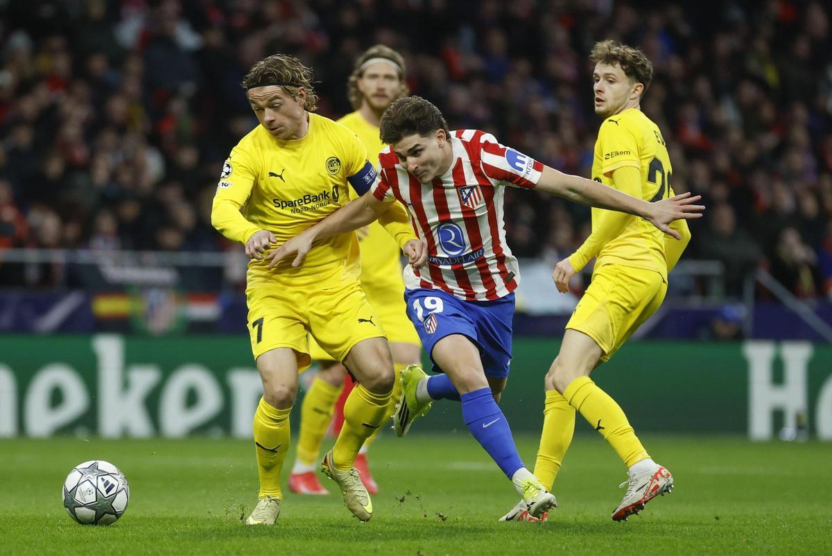 Julián Álvarez se abre paso entre los defensores noruegos