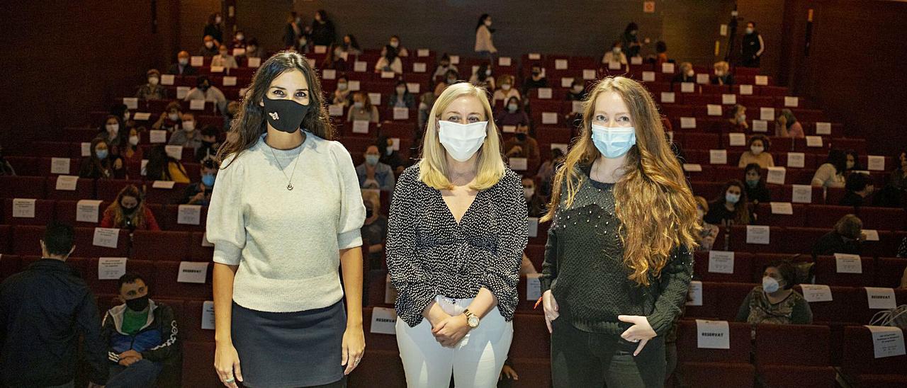 Teresa Lozano y Zúa Méndez, componentes de Towanda Rebels, junto a la edil Natàlia Enguix (al centro) ayer ante el auditorio del Echegaray