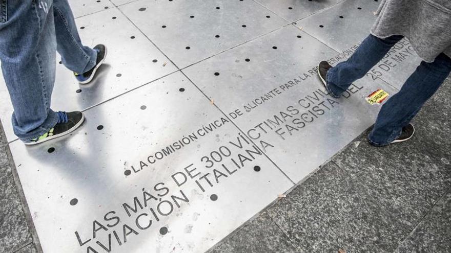 Placa instalada en el Mercado Central en recuerdo a las víctimas