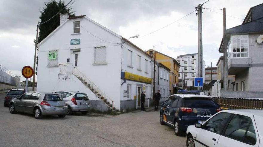 Edificio que ocupa la oficina de Correos en Chapela, que será derribado para ampliar la calle. // Alba Villar