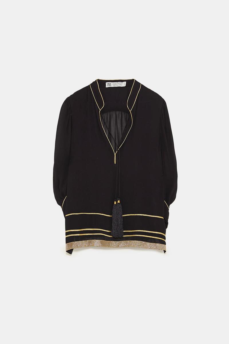 Blusa con bordados de la nueva colección de Zara