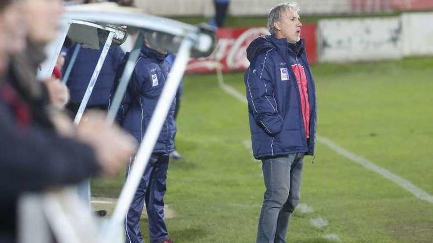 Oli, entrenador del Marino, en el banquillo de Miramar.