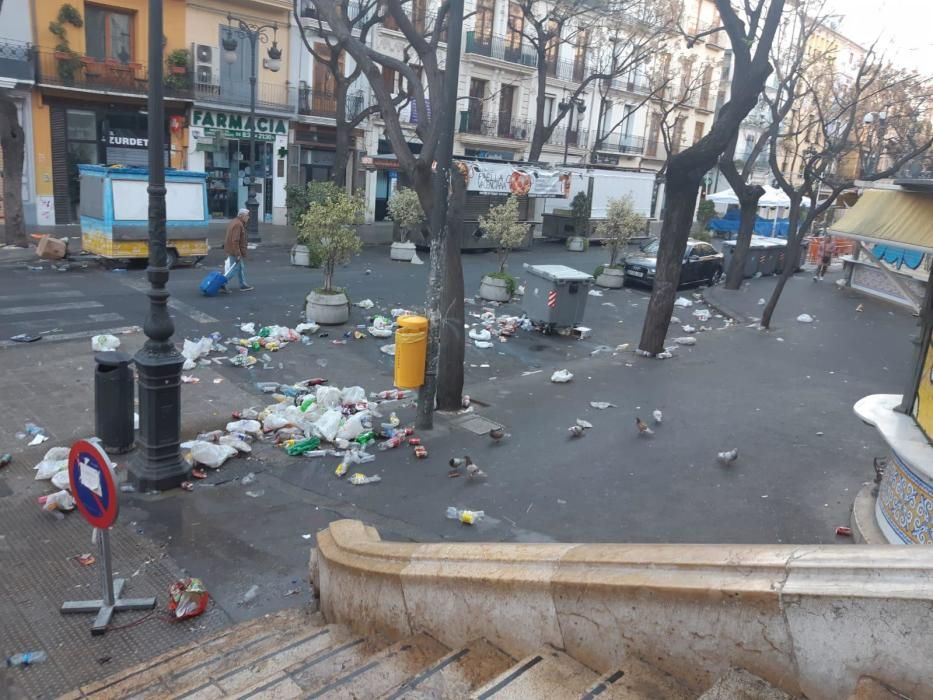 Orines y vandalismo en la Lonja tras una verbena