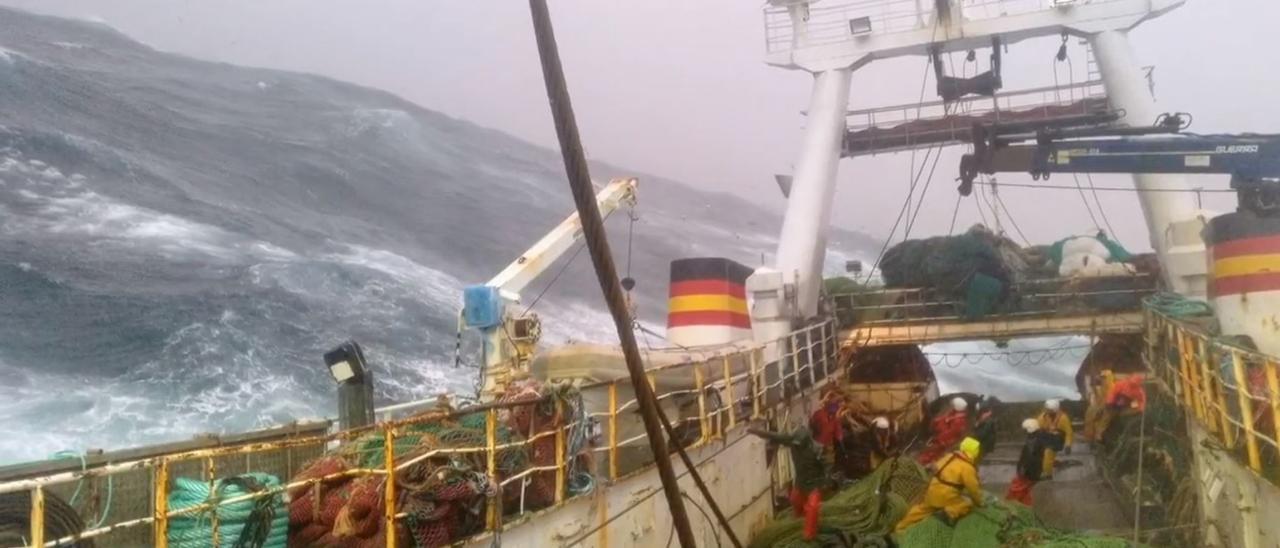 Maniobras en el &quot;Pitanxo&quot;, en una marea anterior.