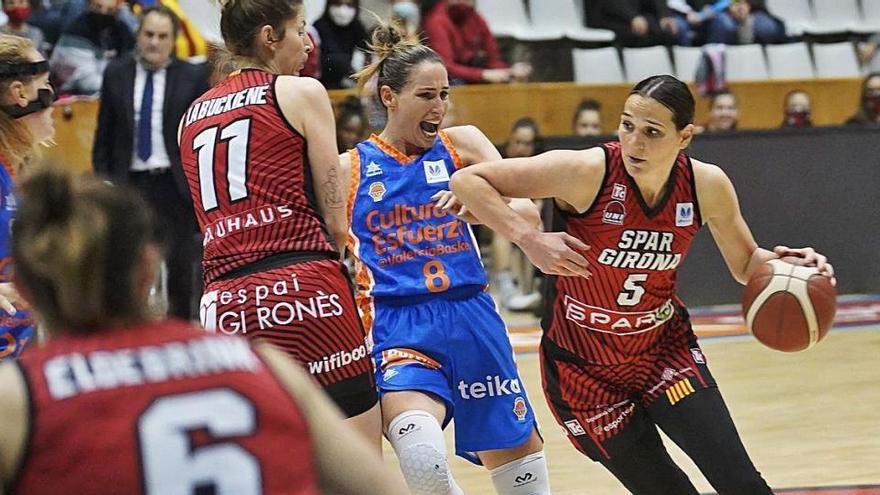 Sonja Vasic intenta desfer-se de la defensa d&#039;Allen, del València.