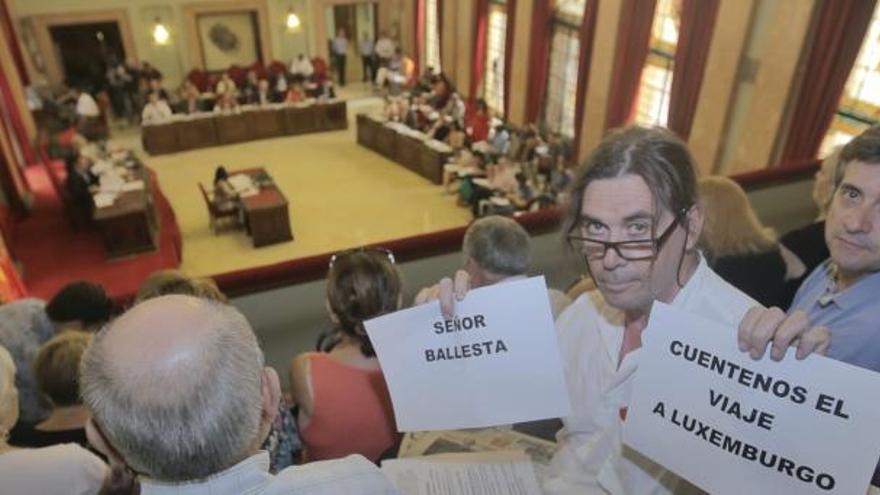 Miembros de la plataforma Pro Soterramiento, en las pajareras del pleno.