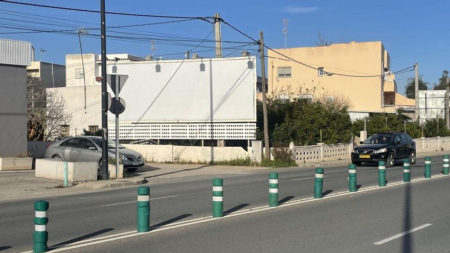 Valla publicitaria de la
avenida de Sant Josep,
  en una imagen de ayer.  d.i.