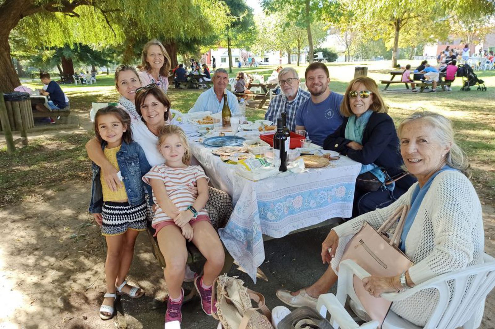 Desde la izquierda, Deva Martínez, Nora Martínez, Inés Reguero, Inés García, Chiqui Reguero, Tomás García, Anselmo García, Julián García, Martina Reguero e Isabel Reguero. | S. Arias