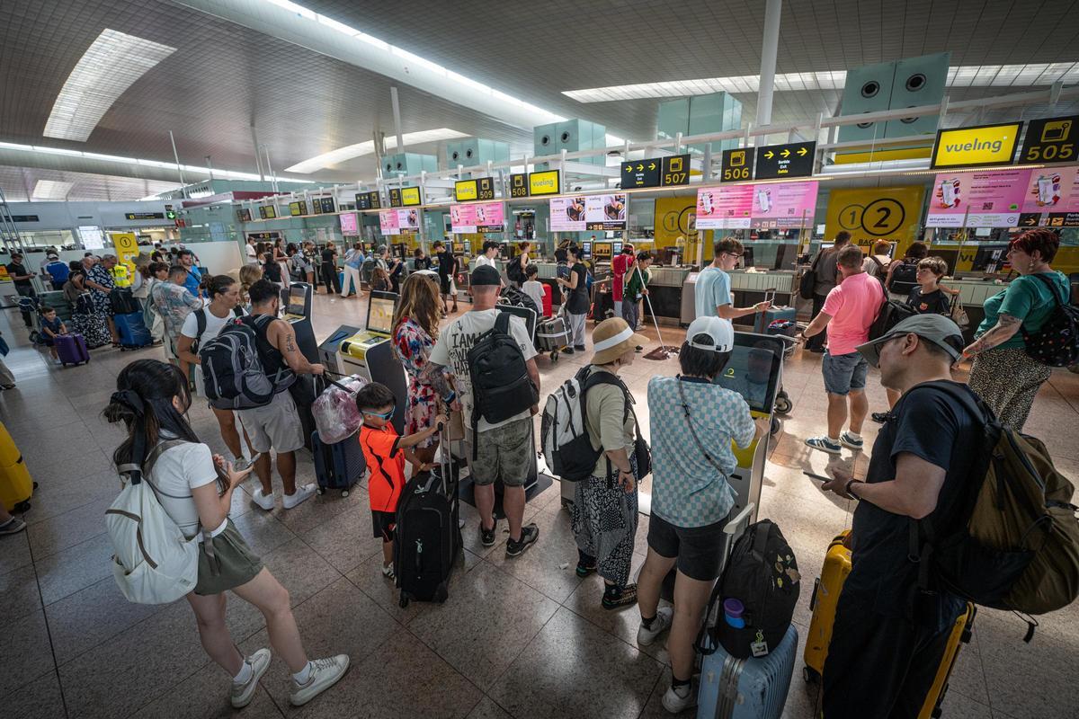 Pasajeros en el aeropuerto de Barcelona-El Prat durante una jornada de huelga de personal Pasajeros en el aeropuerto de Barcelona-El Prat durante una jornada de huelga de personal