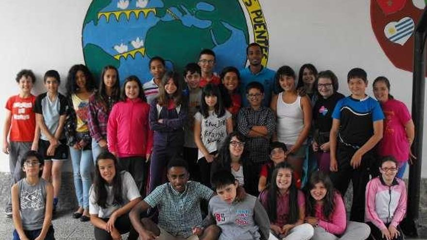 Los niños del Carballal, con el atleta Jean Marie Okutu (detrás) .