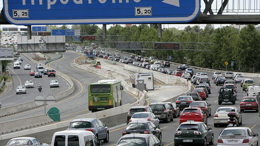 Vista de la salida de Madrid por la A-6, hoy, 24 de julio. A las 15:00 la Dirección General de Tráfico ha puesto en marcha una Operación Especial en las comunidades que celebran mañana la fiesta de Santiago, que coincide con el inicio del último fin de semana de julio.