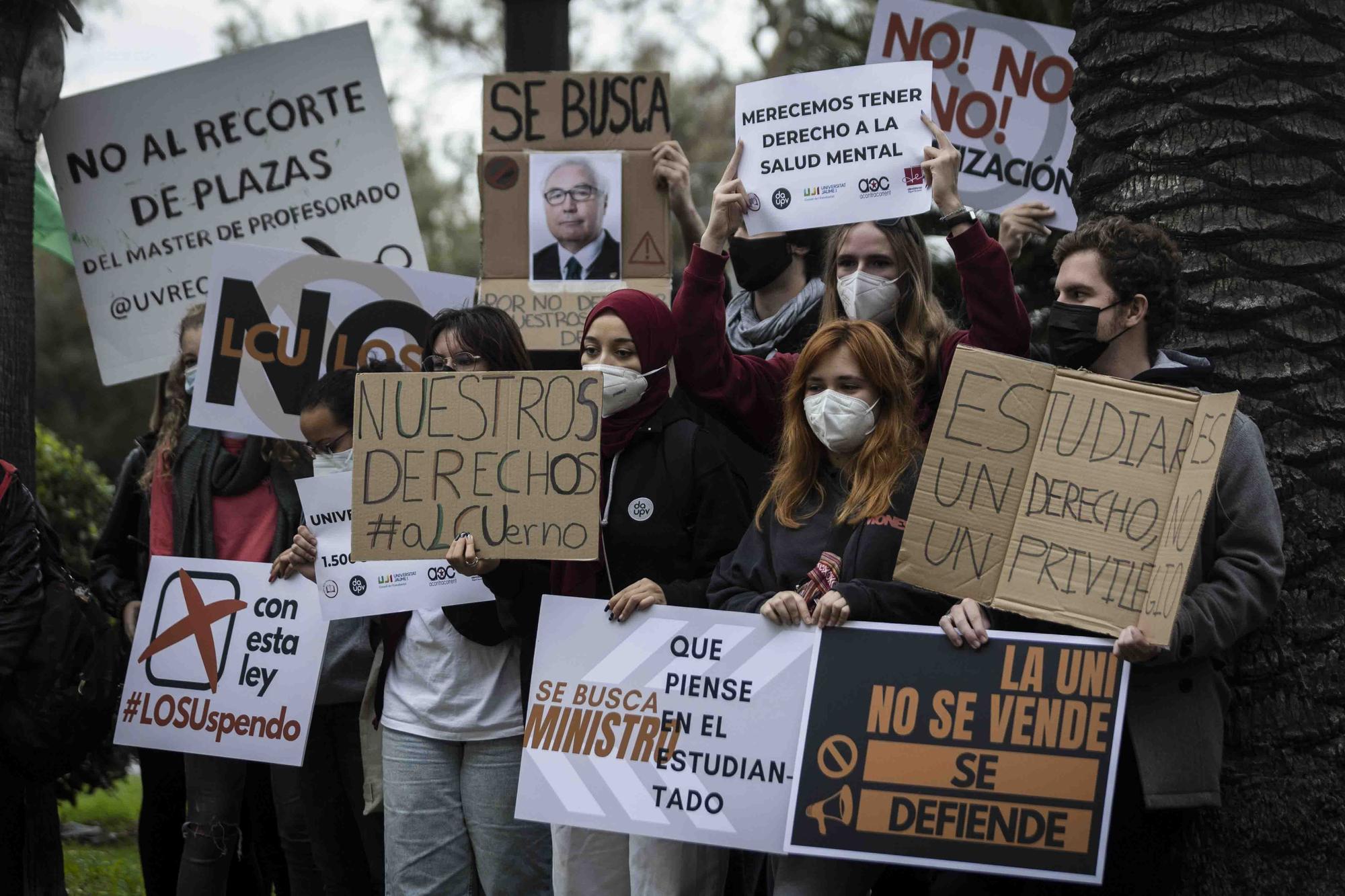 Los universitarios se manifiestan contra la "ley Castells"