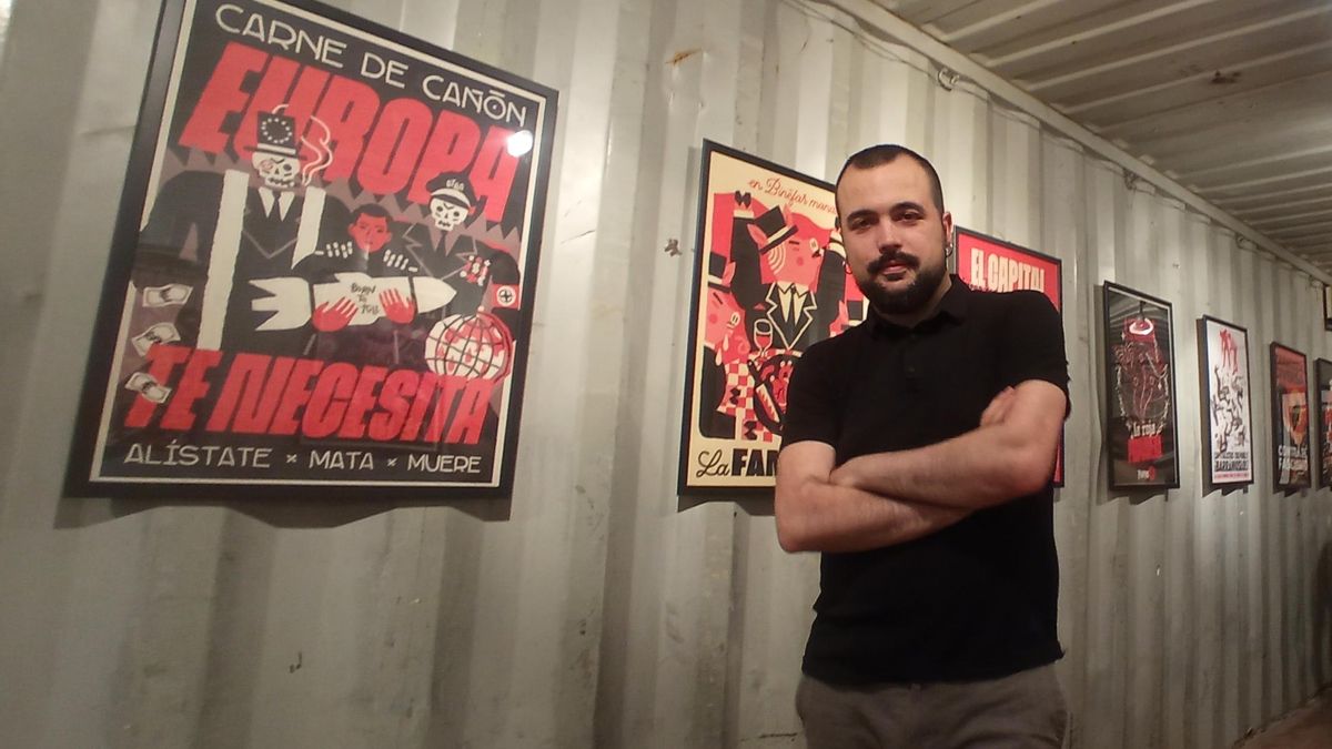Rubén Hervás posa en su exposición en Remolinos.