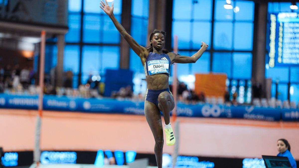 Fátima Diame, durante uno de sus saltos