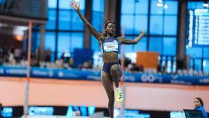 Fátima Diame, durante uno de sus saltos