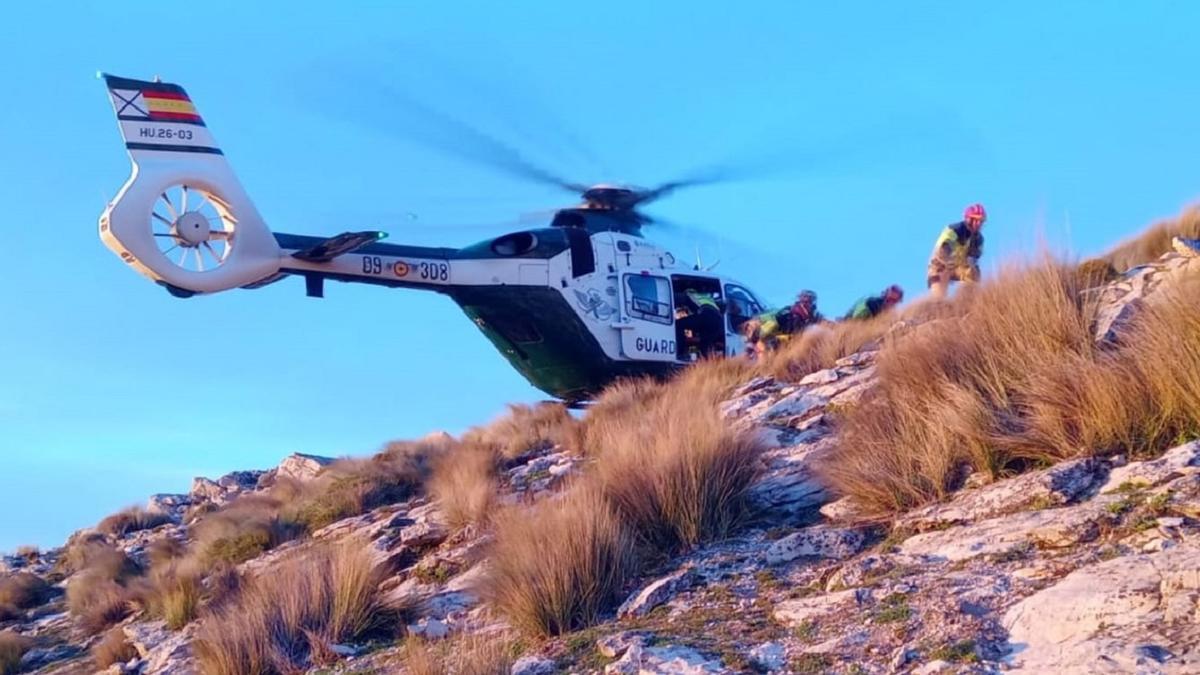Espectacular rescate en helicóptero de un senderista atrapado en un pico de la Tiñosa