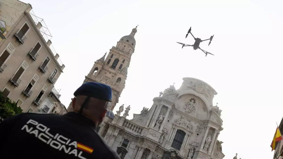 Así trabajan los drones de la Policía Nacional en la Región de Murcia: detectan vuelos no autorizados de turistas que quieren "grabar desde arriba la Catedral"