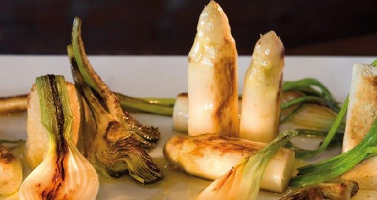 Menestra con productos de temporada en la Posada del Laurel, un restaurante dirigido en los fogones