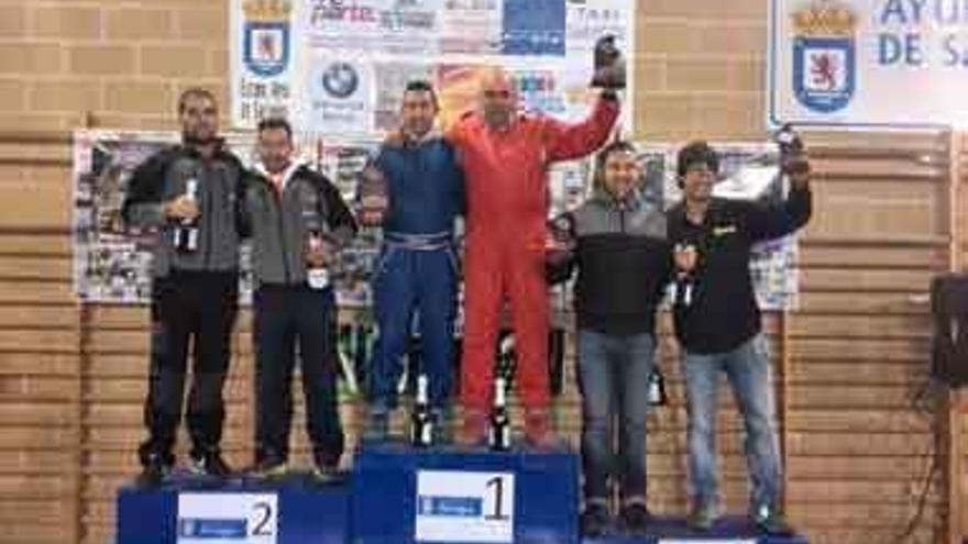 El piloto, en el podio y en carrera.