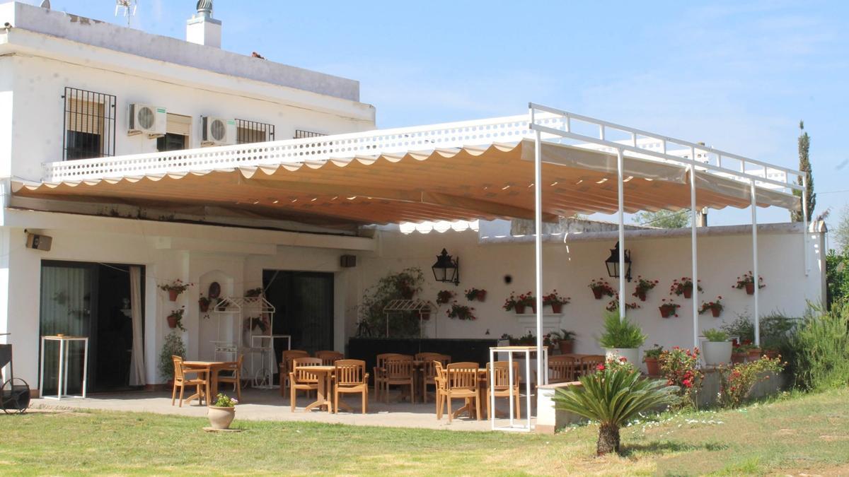Hostal Restaurante San Luis se sitúa a los pies de Sierra Morena.