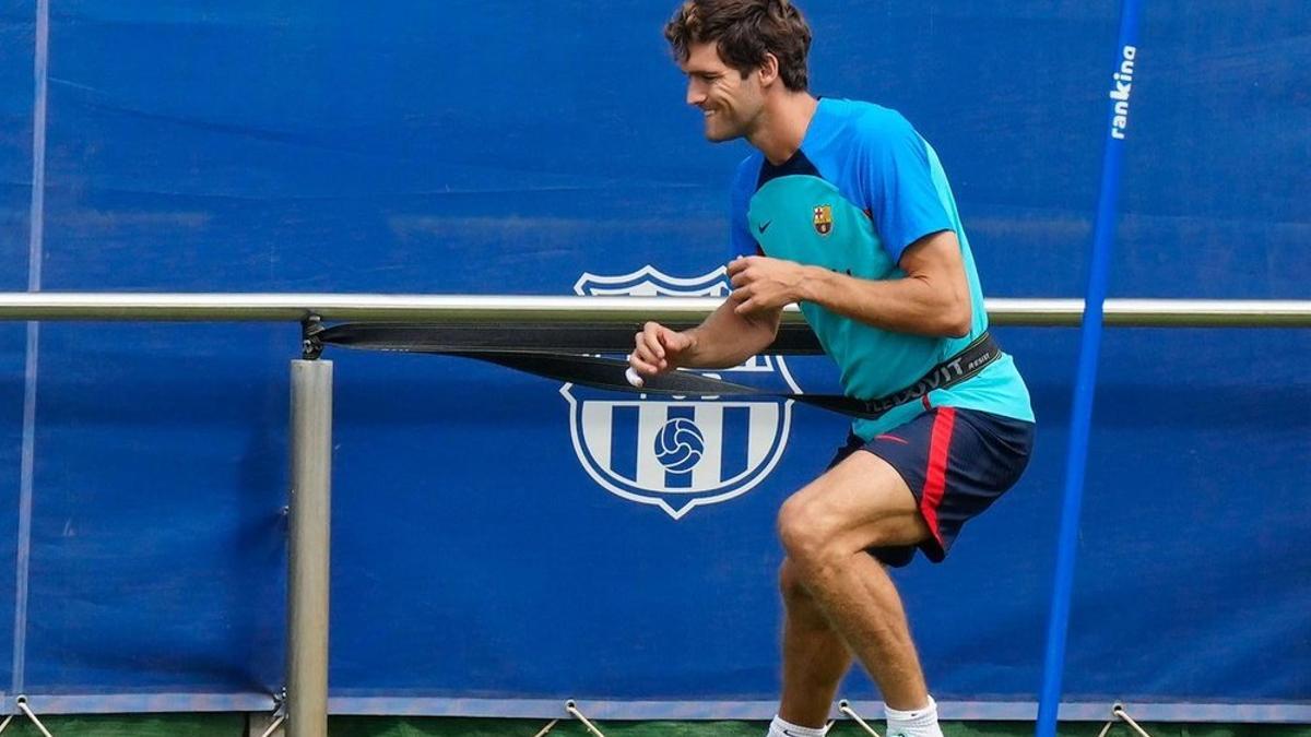 Marcos Alonso en un entrenamiento del Barça