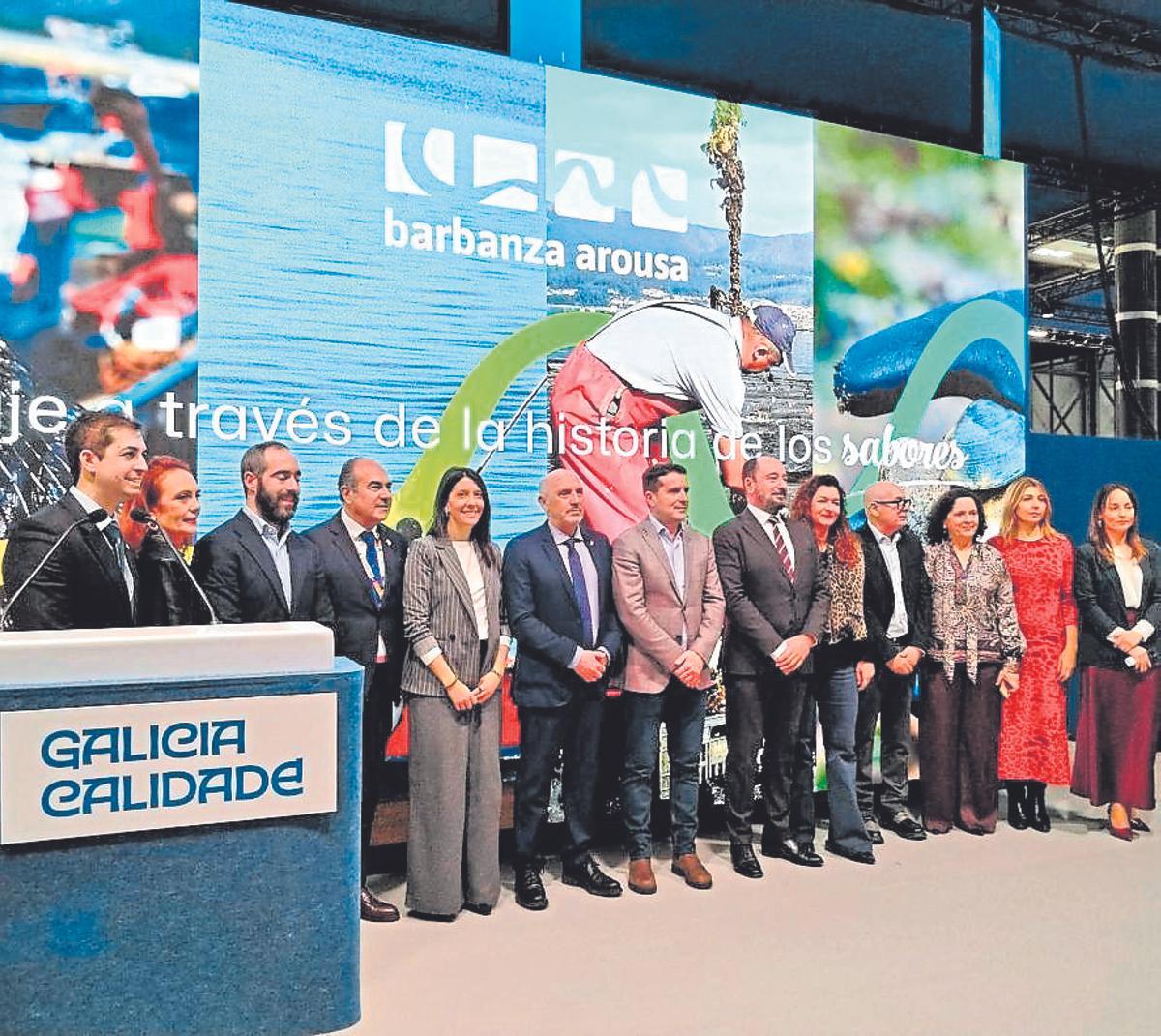 Alcaldes e ediles de Barbanza-Arousa con Xosé Manuel Merelles, octavo; Regueira, décimo; e Cachafeiro, á dereita.