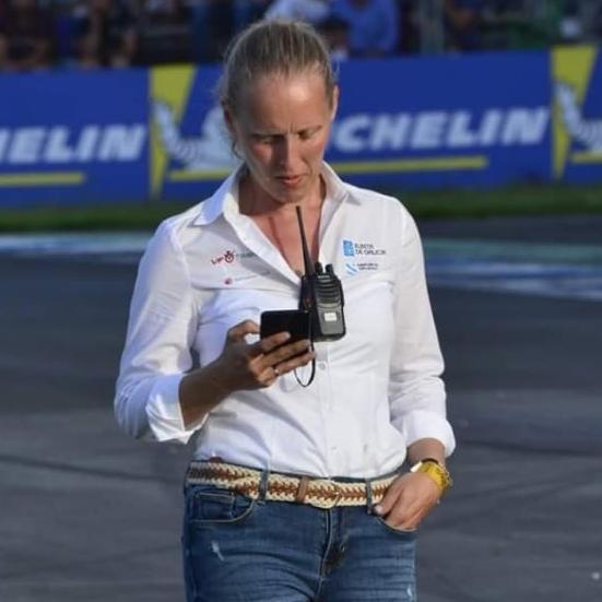 Sandra Fernández durante la organización de una carrera.