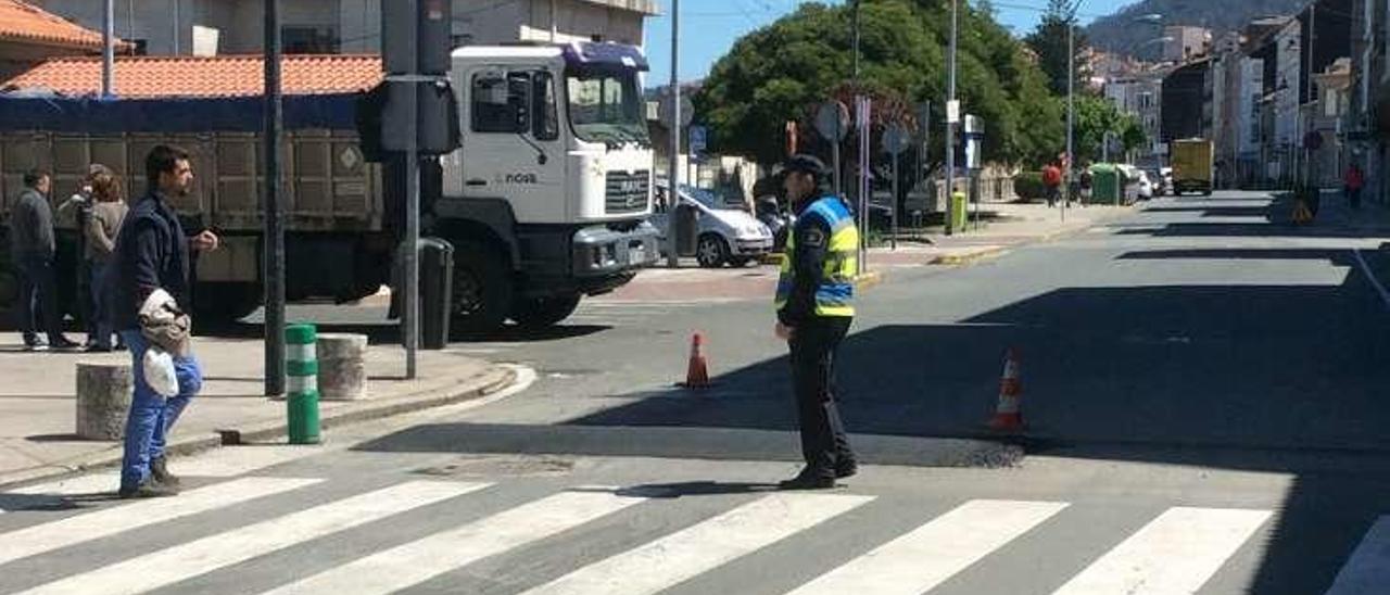 La Policía, ayer, durante la obra de los badenes. // Gonzalo Núñez