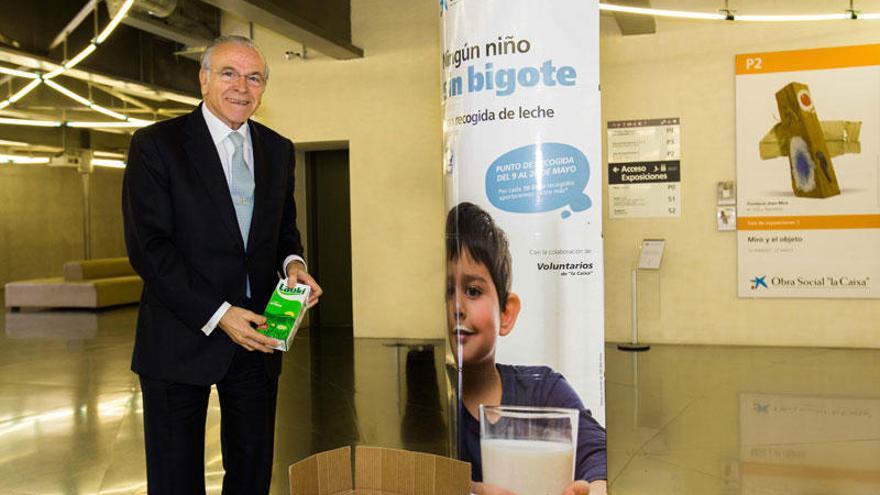 Isidre Fainé en un dels punts de recollida de llet.