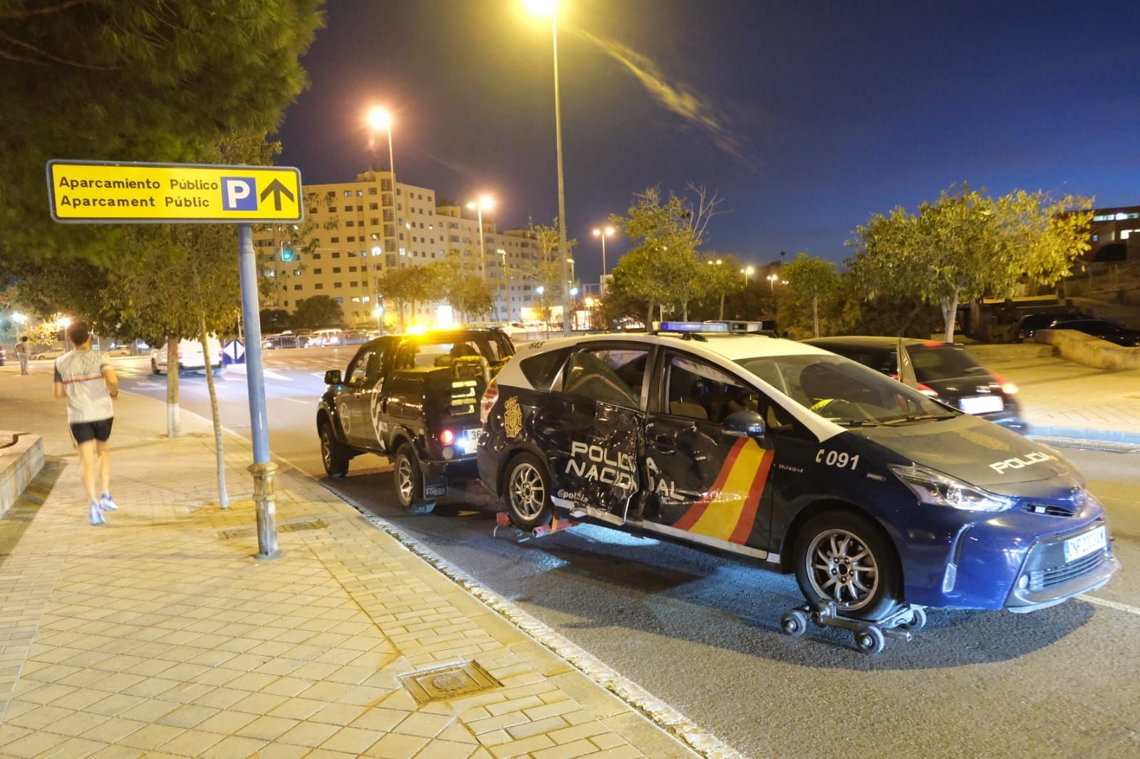 Así han retirado el coche de Policía Nacional tras volcar en una colisión  frente a un turismo en València - Levante-EMV