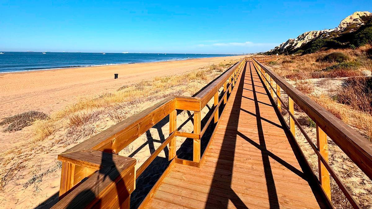 La pasarela está al nivel de la playa y a los pies del acantilado del Asperillo.