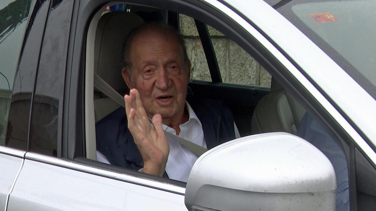 El Rey Juan Carlos abandonando la casa de Pedro Campos este martes