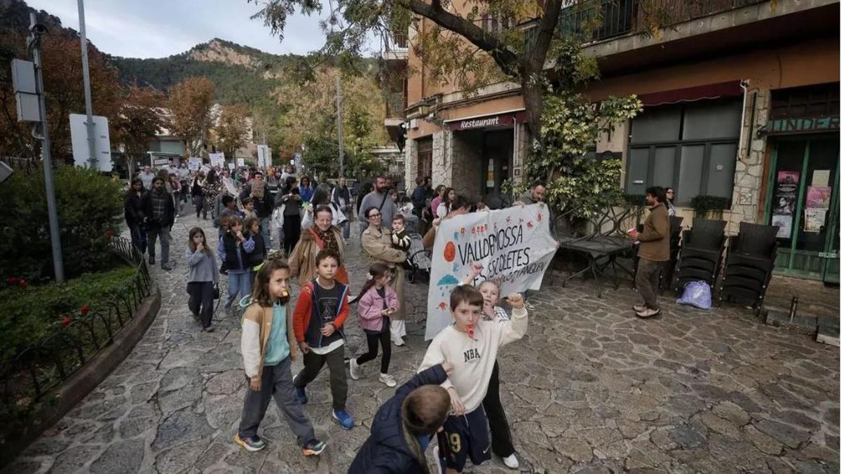 Más de 200 vecinos se manifestaron el pasado noviembre en Valldemossa contra el cierre de la 'escoleta' municipal