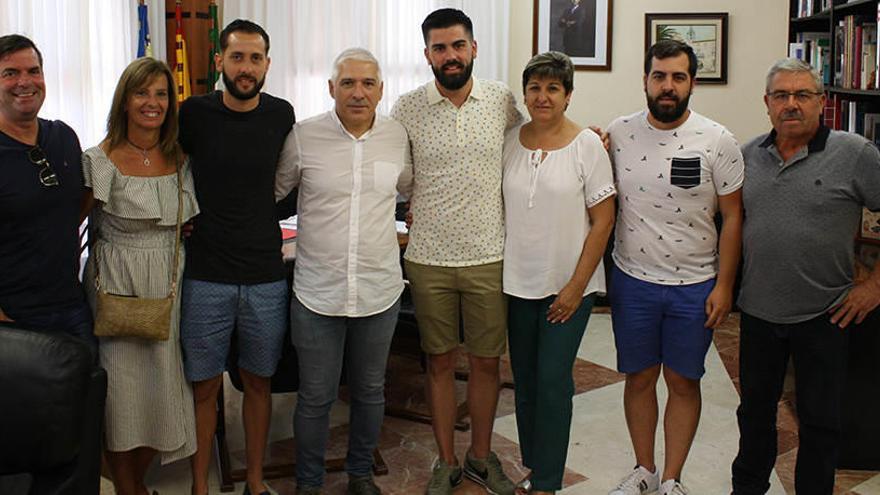 El alcalde de Novelda, junto a los cocineros ganadores, en la recepción celebrada esta mañana en la Alcaldía