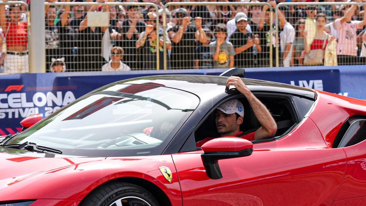 Fórmula 1, Carlos Sainz saluda al público sobre Paseo de Gràcia.