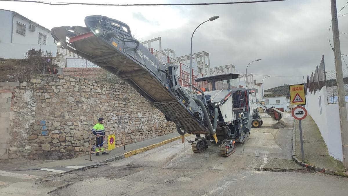 Obras de asfaltado en la calle Hermanos Marichica de Baena.