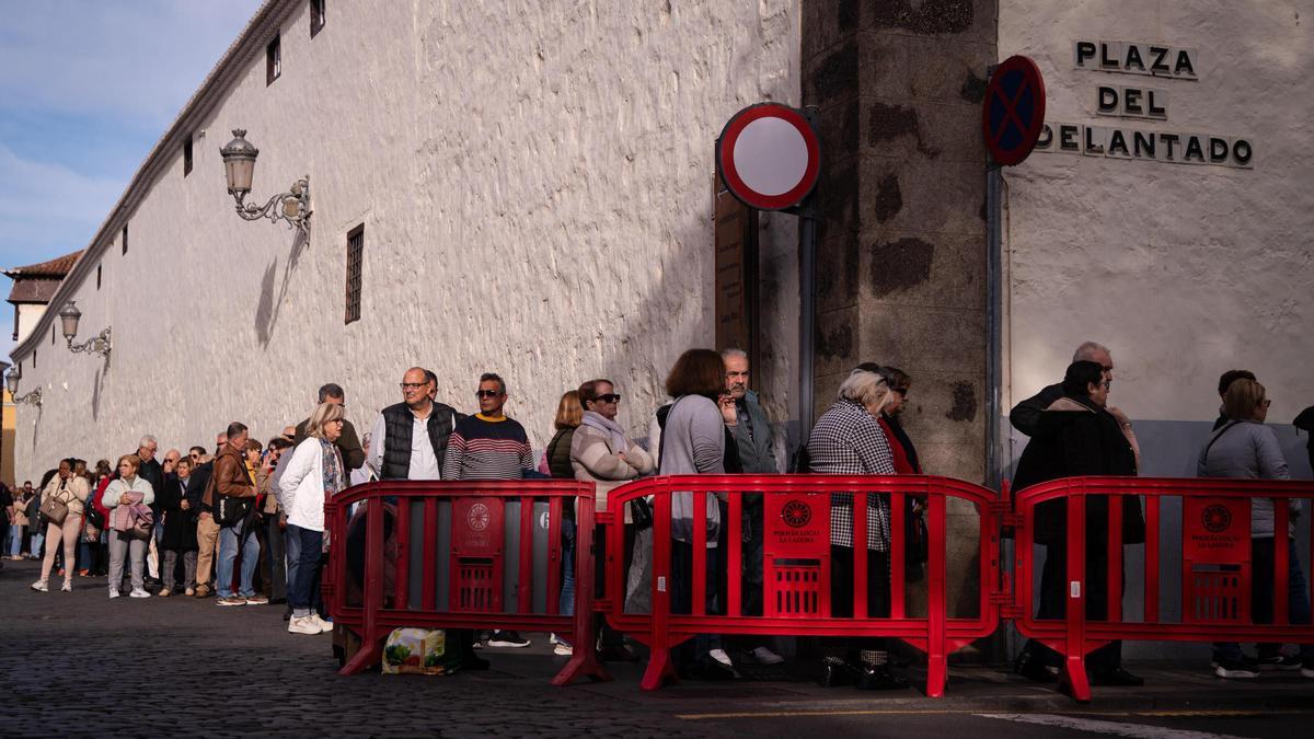 Colas para visitar el cuerpo incorrupto de 'La Siervita'