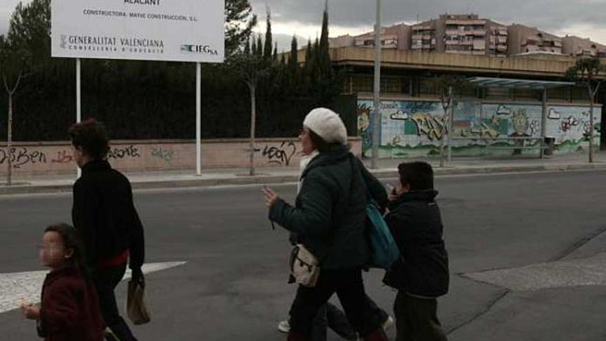 Al fondo, el cartel que anuncia las obras, al lado de la Escuela Infantil Rayuela