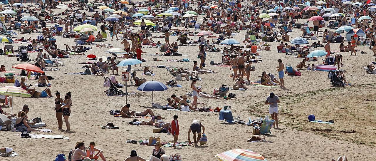 La playa de San Lorenzo, en Gijón, a rebosar. |