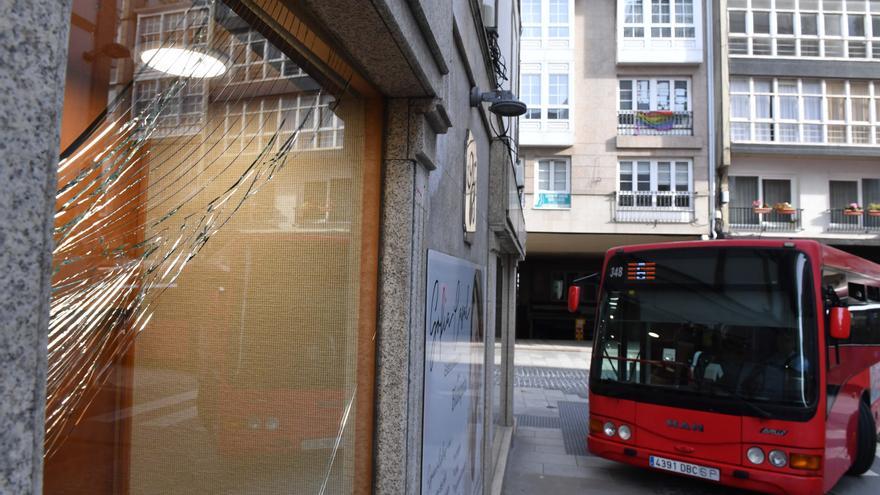 Un bus urbano rompe por tercera vez el escaparate de la tienda Blanquita al girar en calle Sol