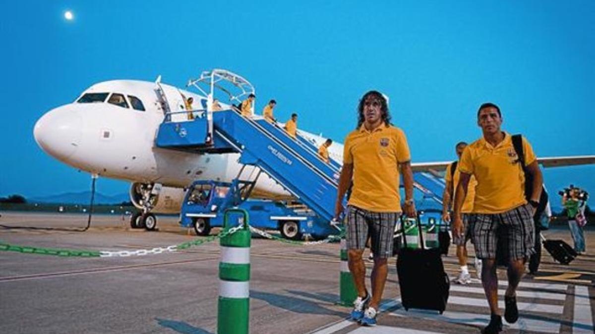 Puyol, Alexis y Valdés (detrás), ayer a la llegada del equipo al aeropuerto de Biarritz.