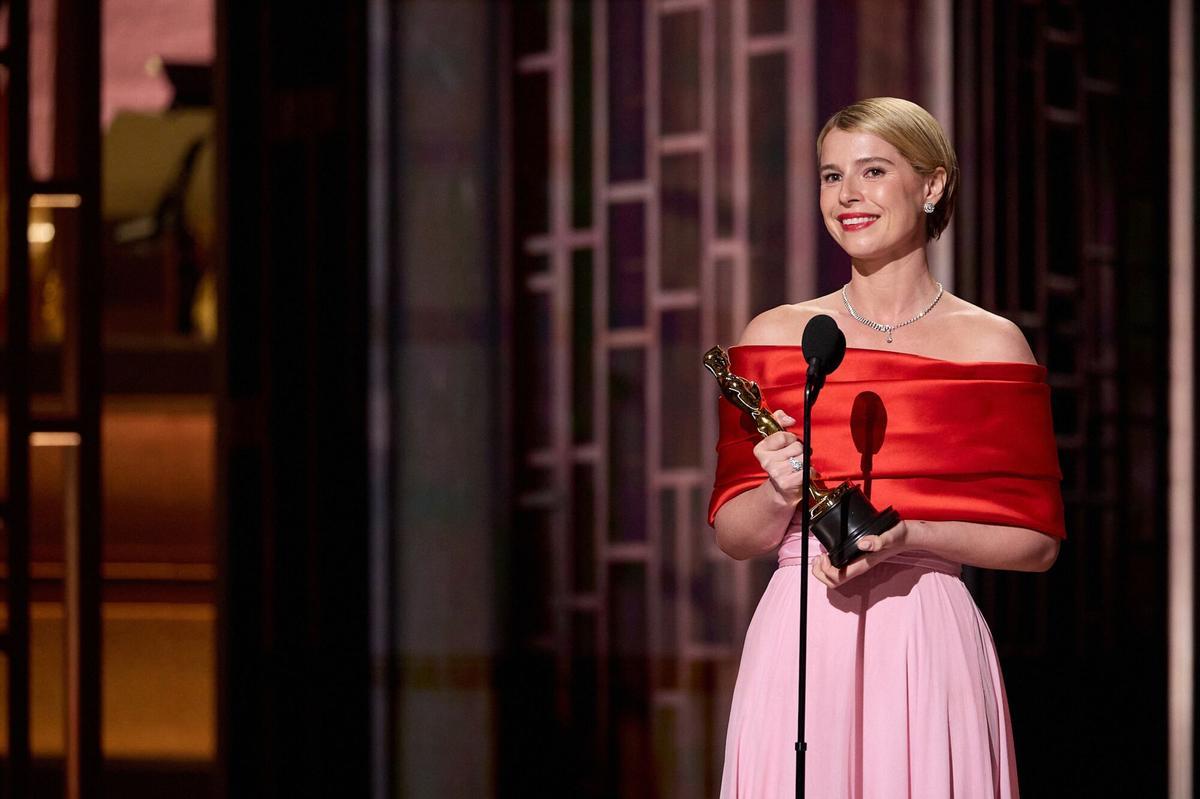 15/03/2026 March 15, 2026, Hollywood, California, USA: Jessie Buckley accepts the Oscar for Actress in a Leading Role during the 98th Oscars at the Dolby Theatre at Ovation Hollywood on Sunday.,Image: 1083403899, License: Rights-managed, Restrictions: * Strictly Editorial Use Only *, Model Release: no, Credit line: Trae Patton / Zuma Press / ContactoPhoto Editorial licence valid only for Spain and 3 MONTHS from the date of the image, then delete it from your archive. For non-editorial and non-licensed use, please contact EUROPA PRESS. CULTURA Trae Patton / Zuma Press / ContactoPhoto