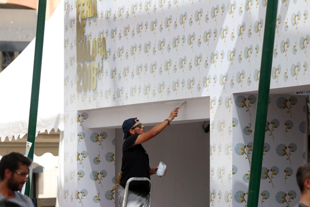 Bares, restaurantes y casetas del Centro Histórico de la ciudad se engalanan y abastecen en las horas previas al inicio de la Feria de Málaga