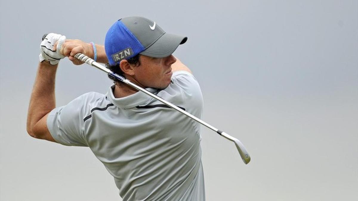 McIlroy sale del 'tee' del hoyo 11 en la tercera jornada del Abierto Británico.