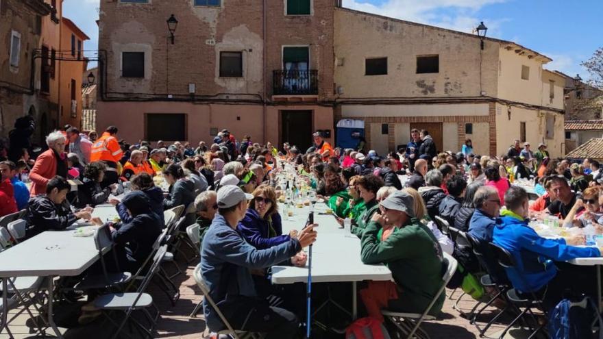 La plaza San Miguel acogió una comida popular después de la Marcha Senderista Escornabueyes.